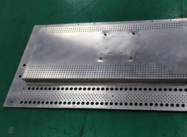 煙臺(tái)泰諾模具：激光切割賦能中央空調(diào)外裝飾框，以毫米級(jí)精度鑄就質(zhì)感